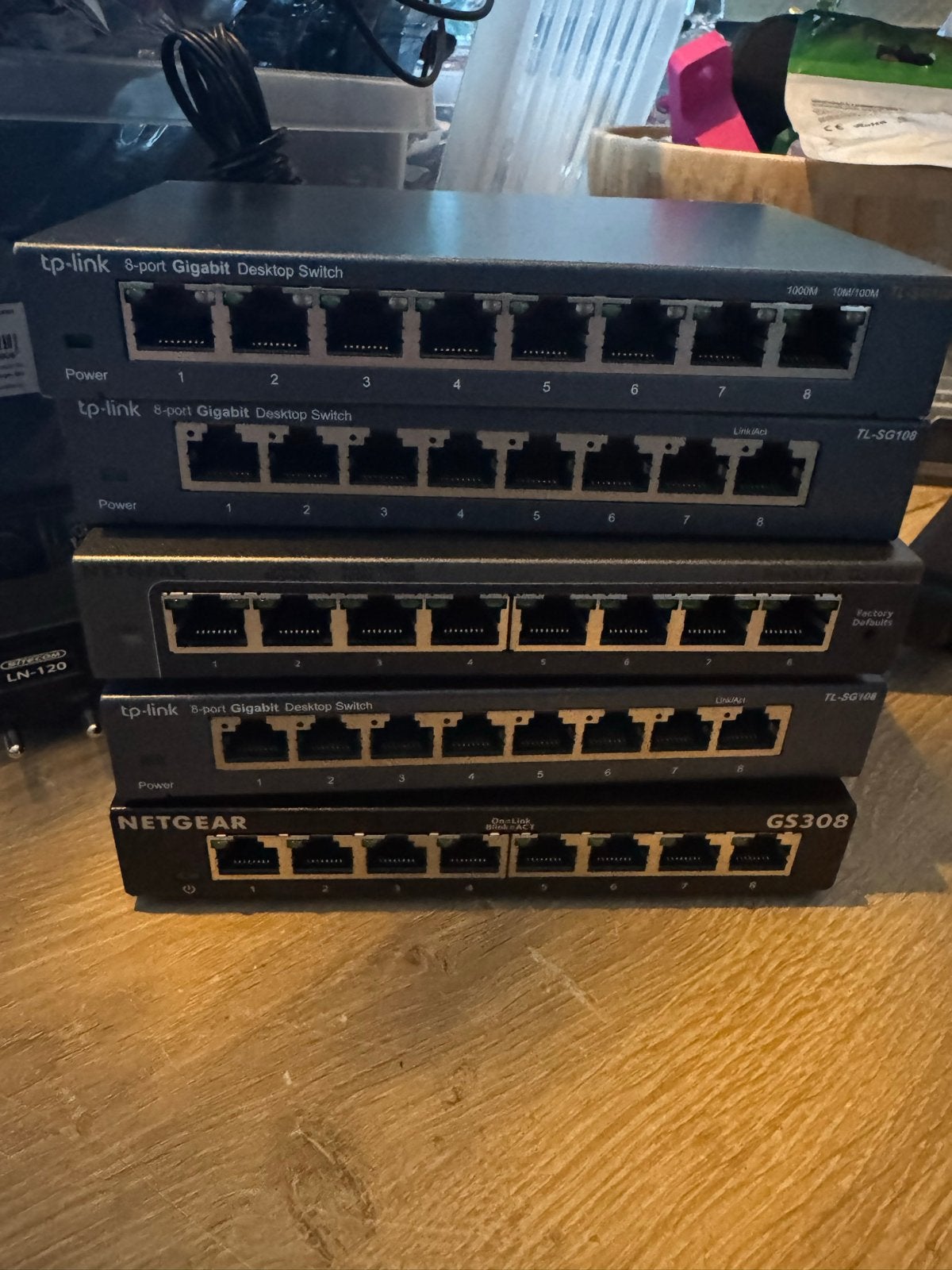 4x 8-poorts Gigabit Netwerk Switches (TP-Link, Netgear), Ophalen of Verzenden, Gebruikt