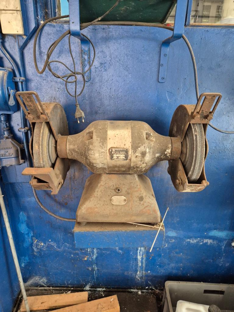 Antieke Slijpsteenmachine - Niet goed werkend, Doe-het-zelf en Verbouw, Gereedschap | Slijpmachines, Gebruikt, Werkbankslijpmachine