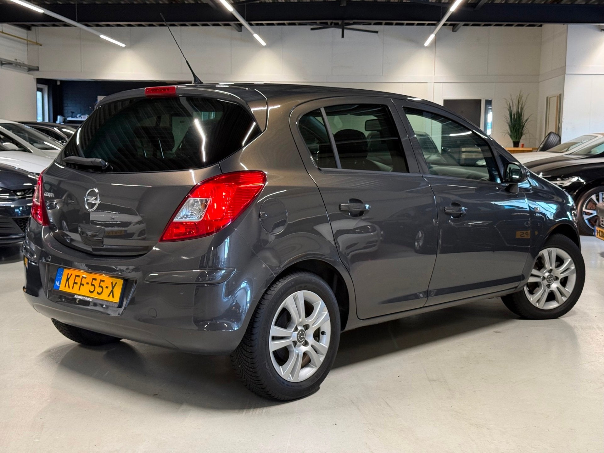 Opel CORSA 1.4-16V 101PK Cosmo Airco|Stuur&stoelvwewaming!, Auto's, Voorwielaandrijving, Euro 5, Gebruikt, 4 cilinders