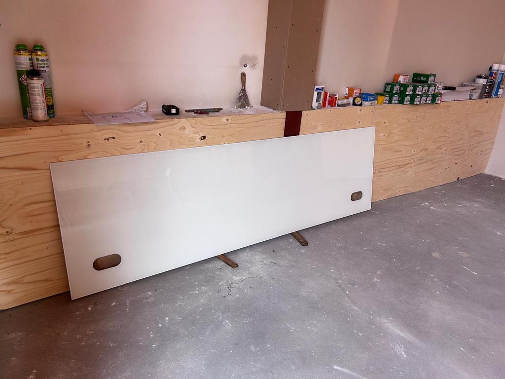 Keukenwand wit glas, Huis en Inrichting, Keuken | Keukenelementen, Ophalen, Wit, Zo goed als nieuw, 200 cm of meer
