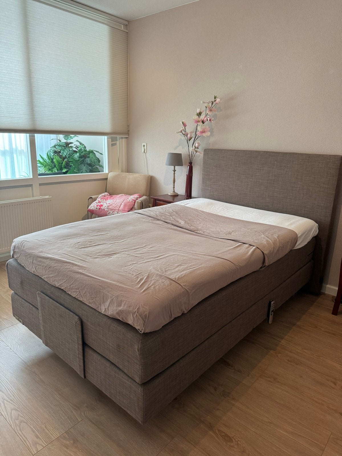 Boxspring Caresse 4600 urban taupe 120x200 elektrisch verste, Ophalen, Verstelbaar, Bruin, Zo goed als nieuw