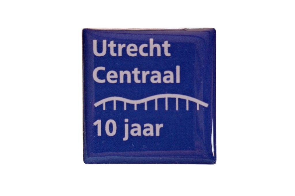 Pin Nederlandse Spoorwegen 10 jaar Utrecht CS, Verzamelen, Ophalen of Verzenden, Nieuw, Trein, Overige typen