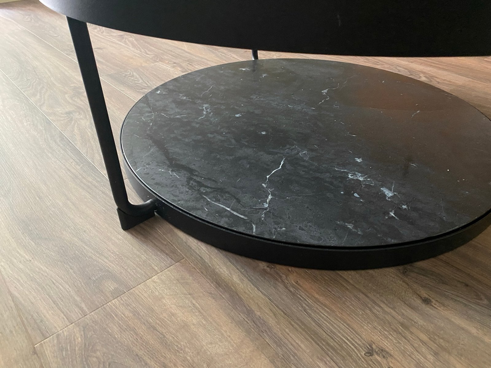 Moderne Salontafel met Marmerlook en Zwart Frame, Ophalen, Rond, 50 tot 100 cm, Zo goed als nieuw
