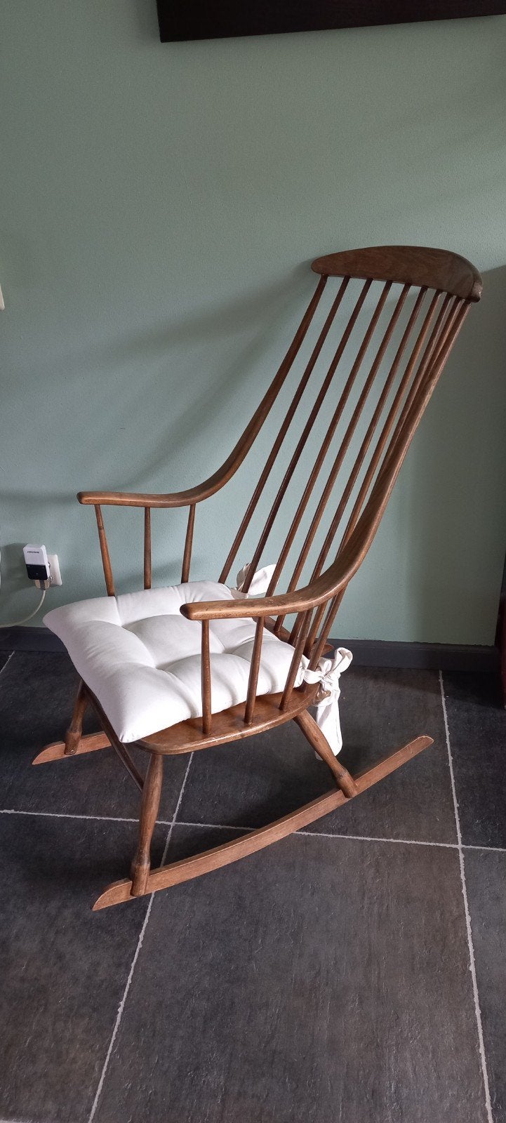Vintage schommelstoel met comfortabel kussen, Antiek en Kunst, Antiek | Meubels | Stoelen en Banken, Ophalen