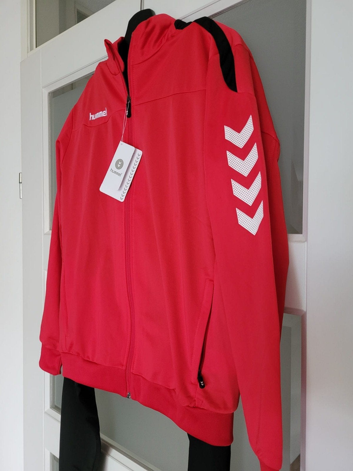 Hummel trainingspak rood/zwart - Maat S voor kinderen, Nieuw, Ophalen of Verzenden, Voetbal, Rood