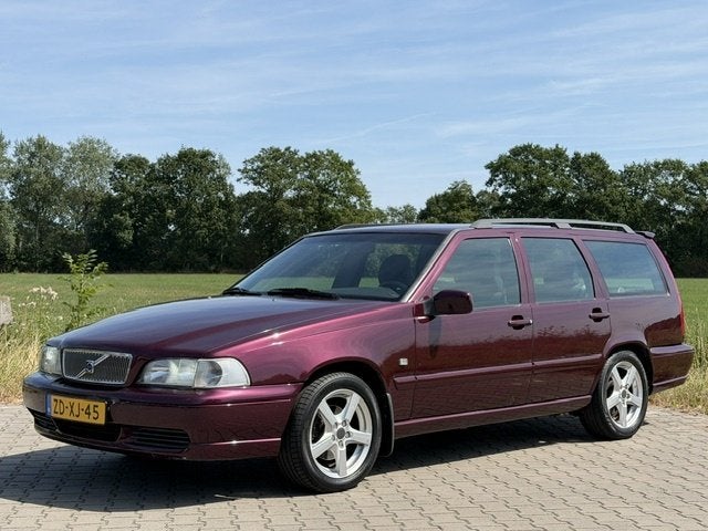 Volvo V70 2.5 AUTOMAAT 179.000KM NED AUTO ONE OF A KIND, Gebruikt, Zwart, Overige kleuren, Metallic lak