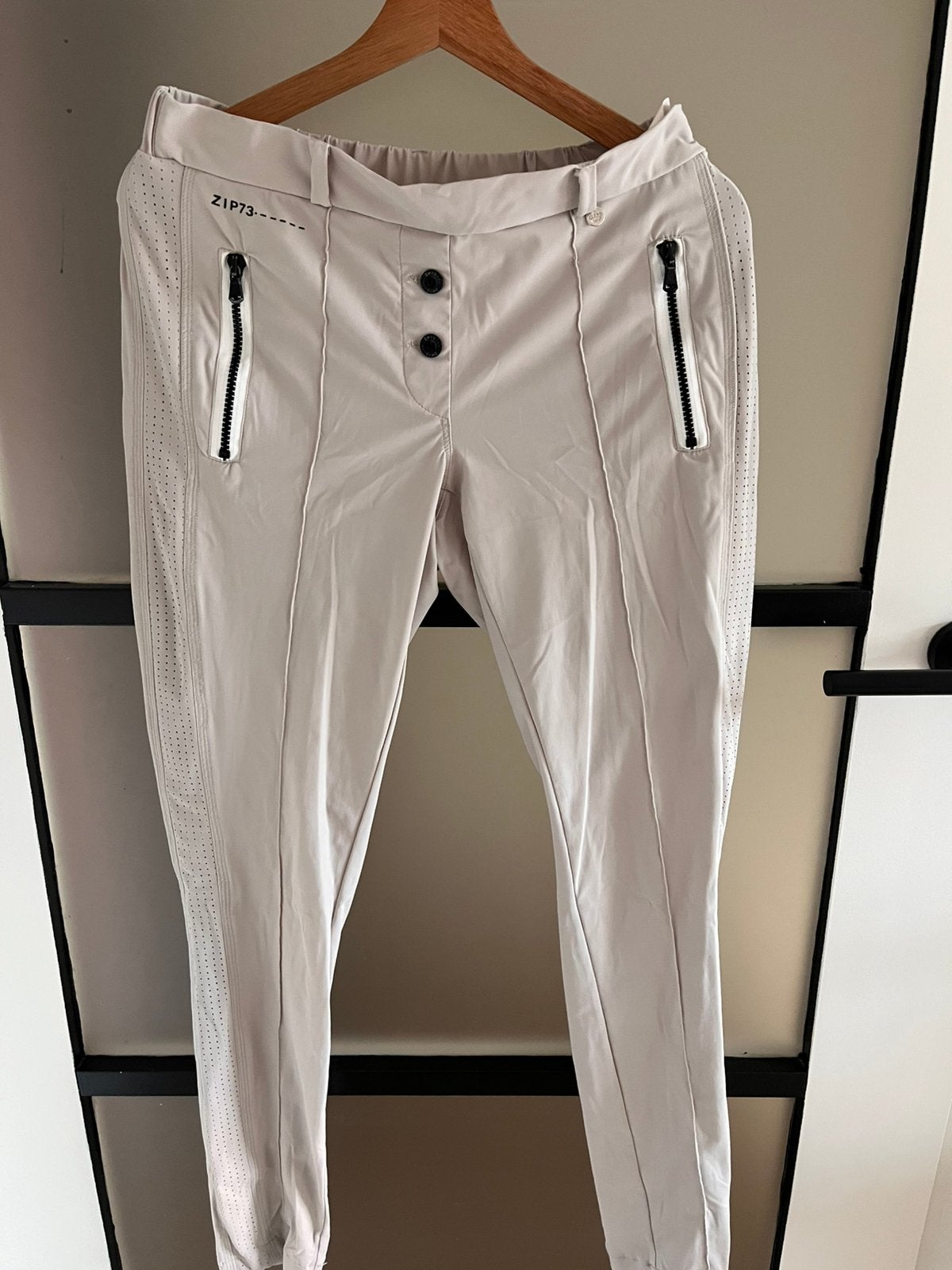 ZIP73 Damesbroek - Beige - travelatof, Maat 38/40 (M), Beige, Ophalen of Verzenden, Zo goed als nieuw