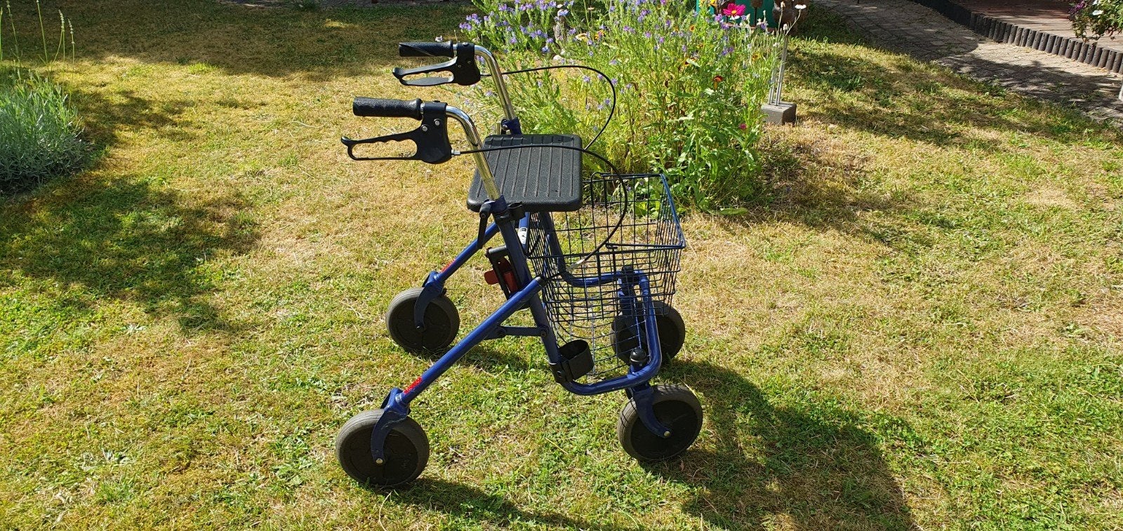 Stevige blauwe rollator met mandje en blad (merk Thuasne), Diversen, Ophalen, Opvouwbaar, Gebruikt