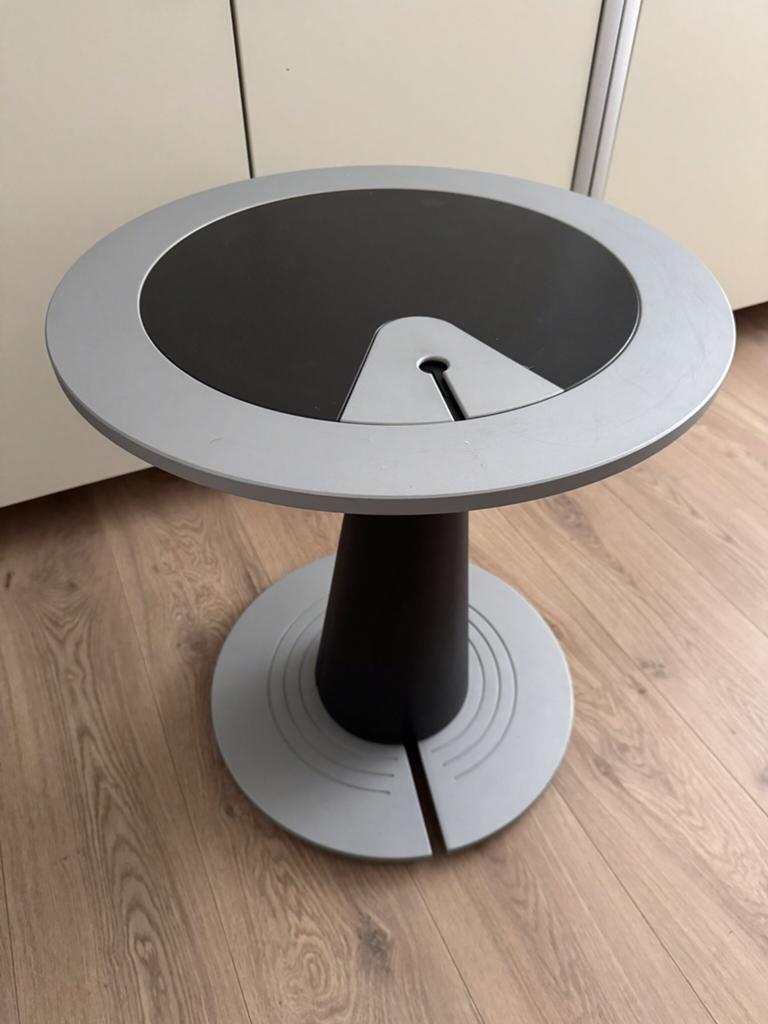 Leolux Calumet design bijzettafel rond., Ophalen, Minder dan 55 cm, Rond, Zo goed als nieuw