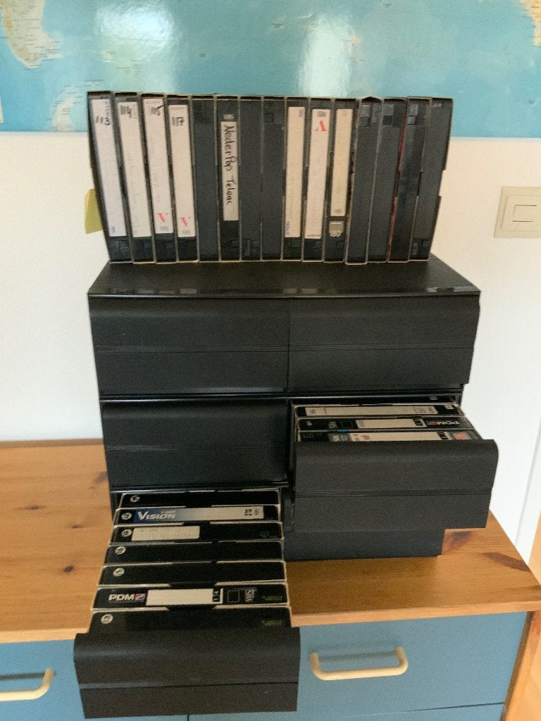 65 video banden in drie opbergkastjes. Verzenden 19 euro, Alle leeftijden, Ophalen of Verzenden, Gebruikt, Overige genres