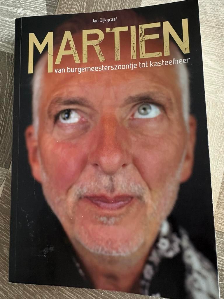 MARTIEN: van burgemeesterszoontje tot kasteelheer, Ophalen of Verzenden, Zo goed als nieuw, Overige