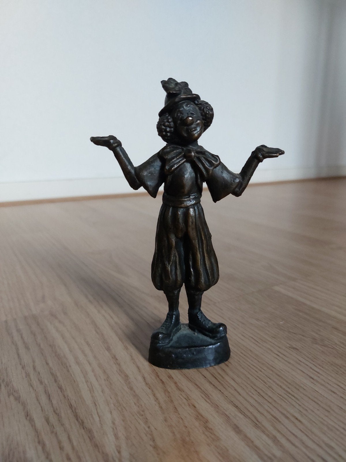 Bronzen beeldje 'Clown' door Janneke Ros, Verzenden