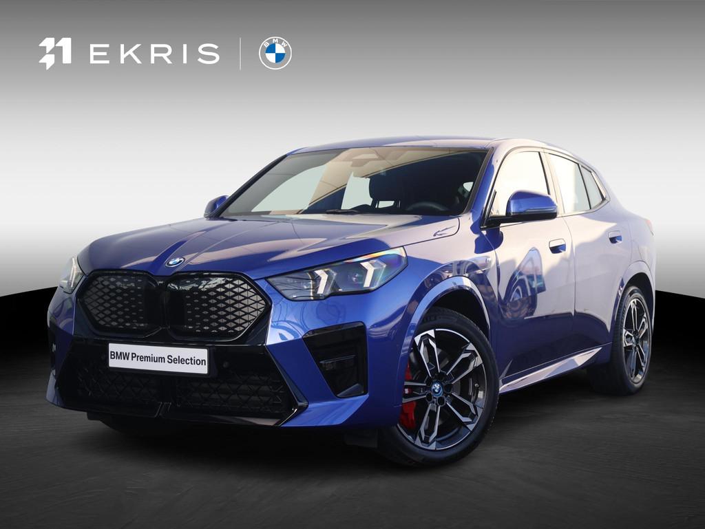 BMW iX2 eDrive20 67 kWh M Sport Edition M Sportpakket Pro/ 1, Auto's, BMW, Stof, Met garantie (alle), Blauw, LED verlichting