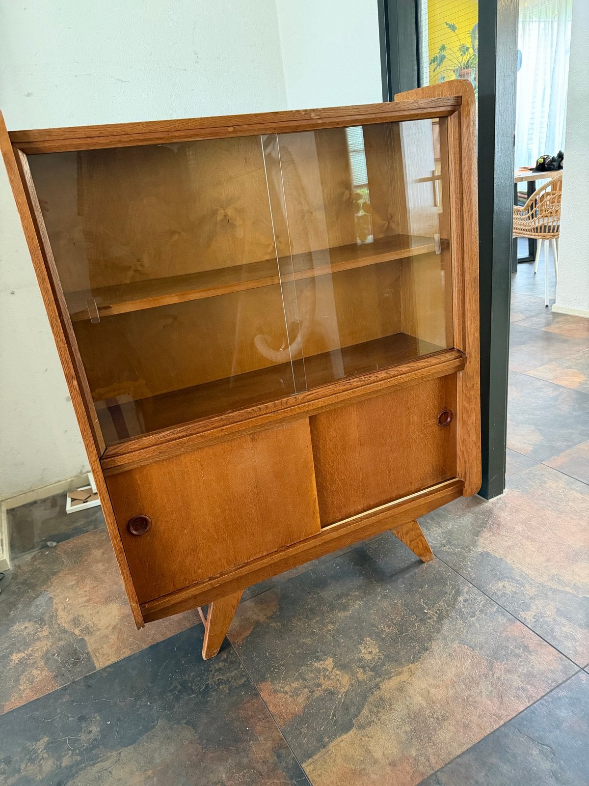 Vintage houten vitrinekast met glazen schuifdeuren, jaren 60, Ophalen, Gebruikt, 100 tot 150 cm, 50 tot 100 cm