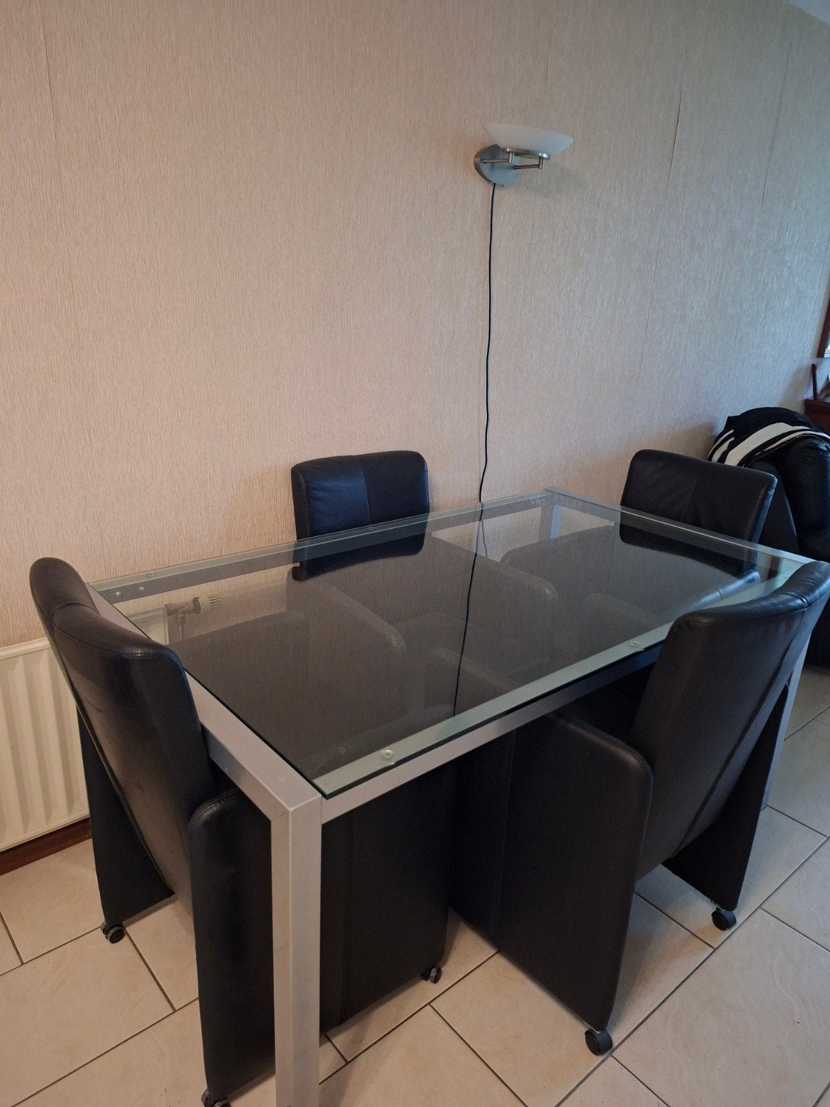 glazen tafel met 4 zwarte verstelbare leren stoelen, Huis en Inrichting, Complete eetkamers, Ophalen, Gebruikt, 4 tot 6 stoelen