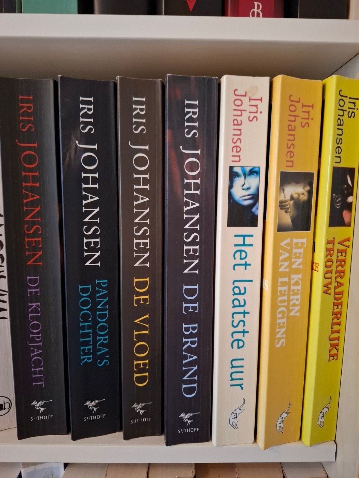 12 boeken van Iris Johansen - Thrillers in goede staat, Ophalen of Verzenden