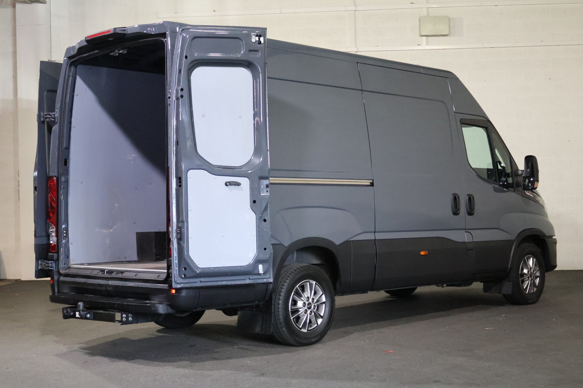 Foto 10 van Iveco Daily 35S18 L2 H2 Automaat Airco Navigatie 3.5T Trekha