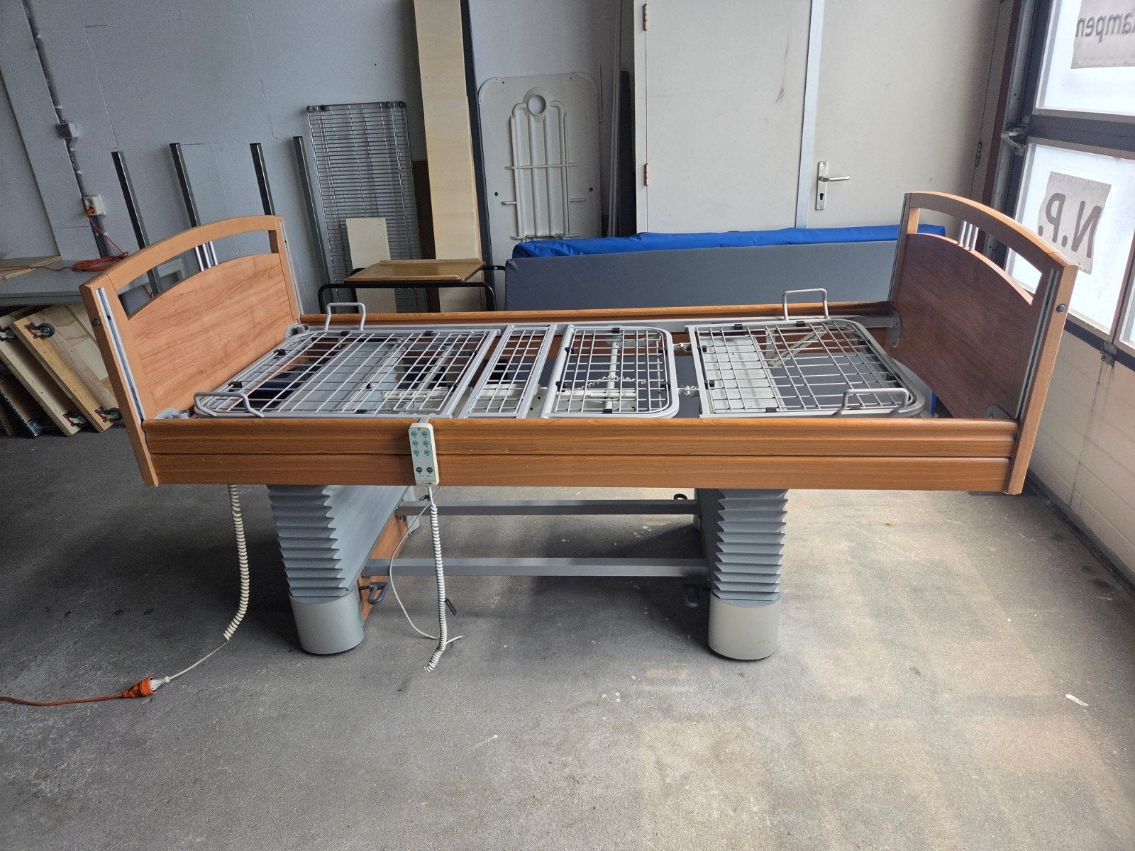 Verpleegbed / zorgbed / hoog laag bed 210 cm., Ophalen
