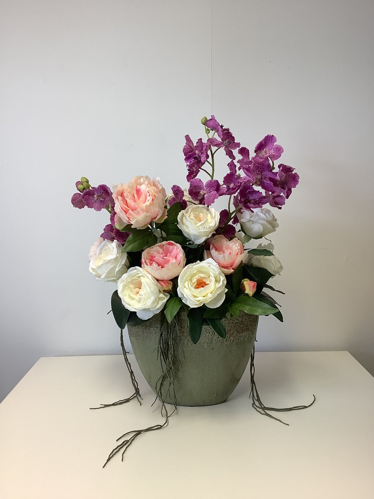 Prachtig orchidee en rozen stuk in stenen pot 70 hoog, Ophalen, Zo goed als nieuw