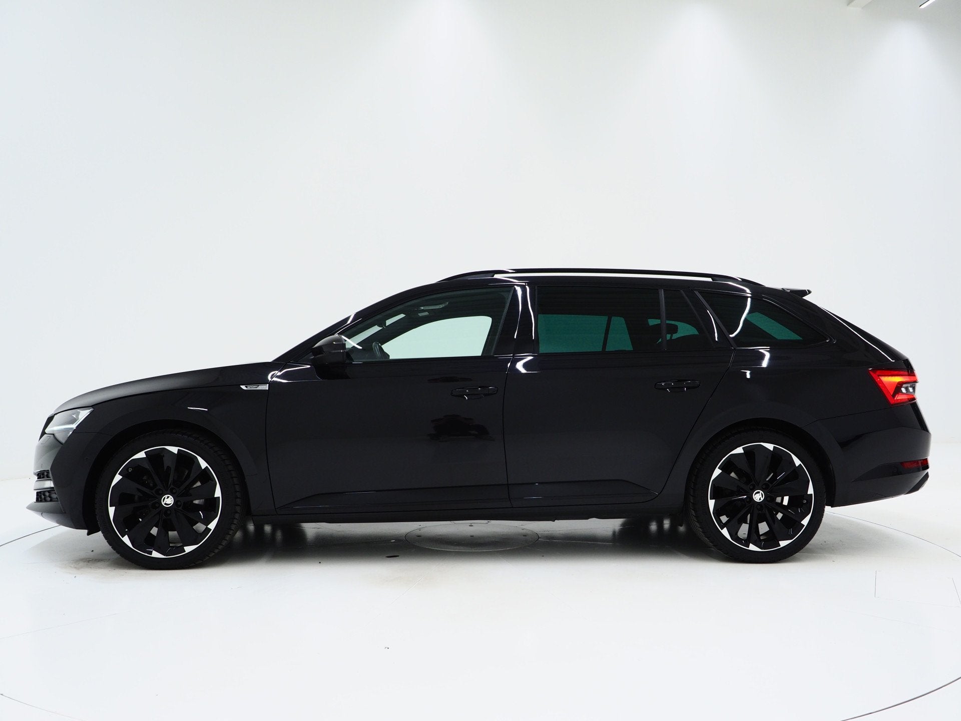 Skoda Superb Combi 1.4 TSI iV Sportline | Leder/Alcantara |, Auto's, Dealer onderhouden, Adaptive Cruise Control, Gebruikt, Zwart