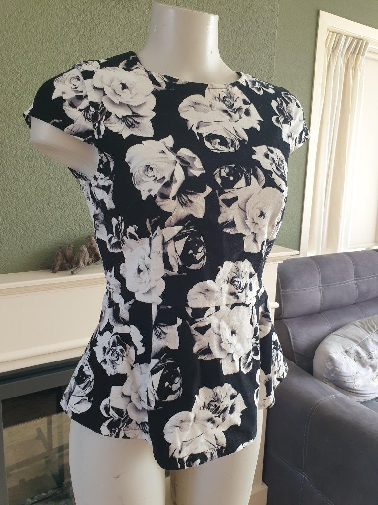 Mint & Berry zwart witte rozen top 36 S, Verzenden, Zo goed als nieuw, Korte mouw, Maat 36 (S)