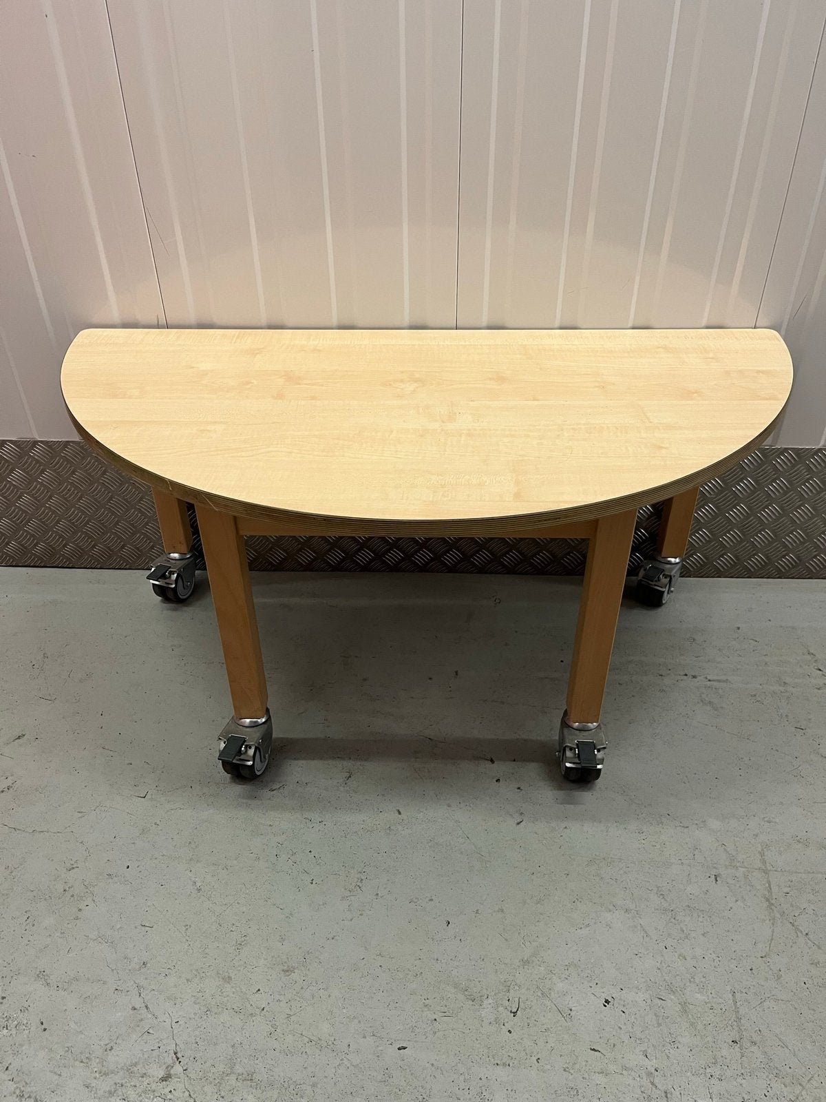 Halfronde speeltafel schooltafel kindertafel Schilte tafel, Kinderen en Baby's, Kinderkamer | Tafels en Stoelen, Ophalen, Tafel(s)