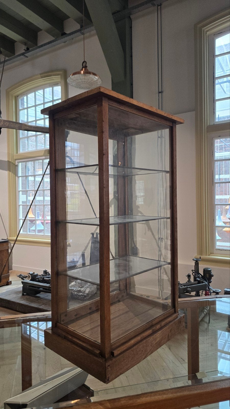 Antieke bakkersvitrine vitrinekastje met oud glas, Ophalen, Met plank(en), Minder dan 50 cm, Gebruikt