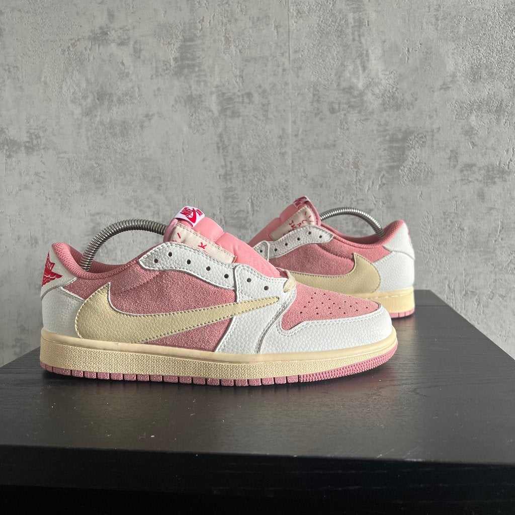 Nike Air Jordan 1 Low Travis Scott Pink Suede Maat 41 en 43, Kleding | Heren, Schoenen, Overige kleuren, Verzenden, Nike, Nieuw