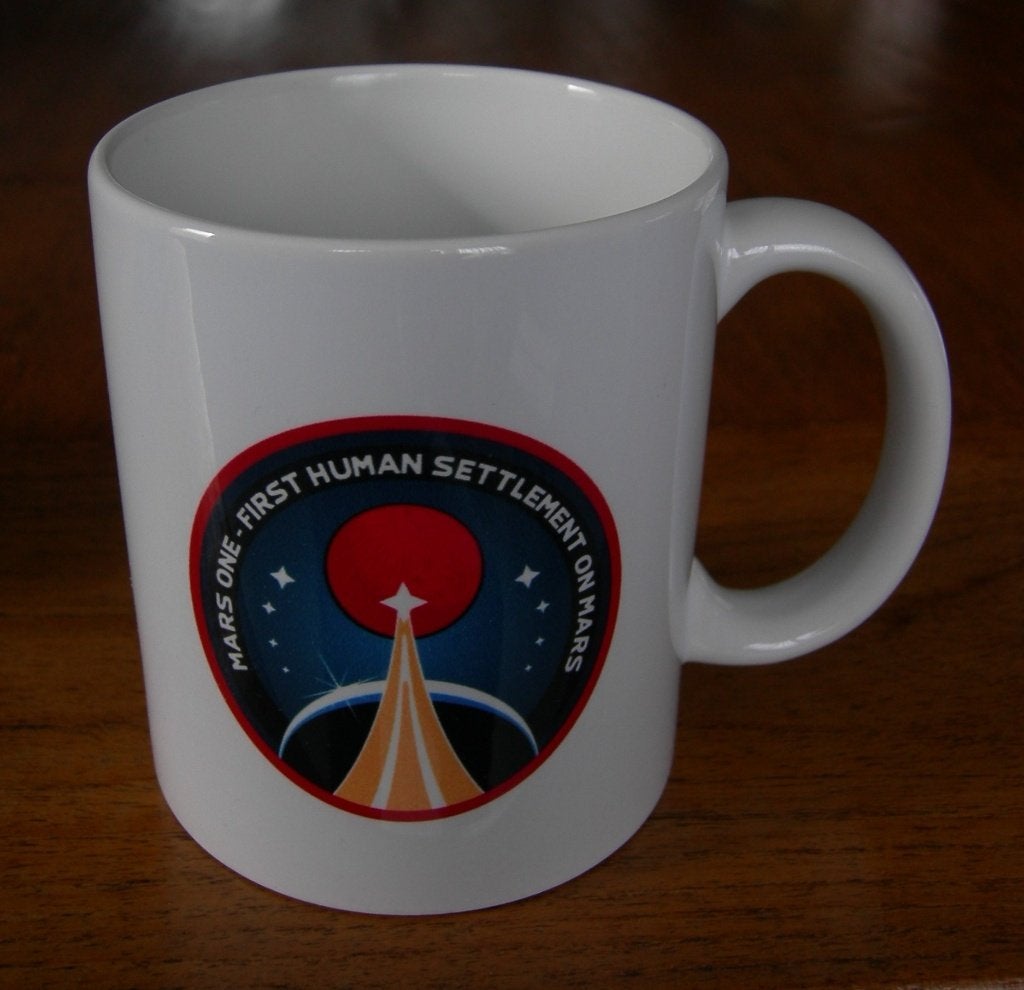 Mok (2x). Met tekst “MARS ONE-FIRST HUMAN SETTLEMENT ON MARS, Nieuw, Ophalen of Verzenden, Overige stijlen, Kop(pen) en/of Schotel(s)