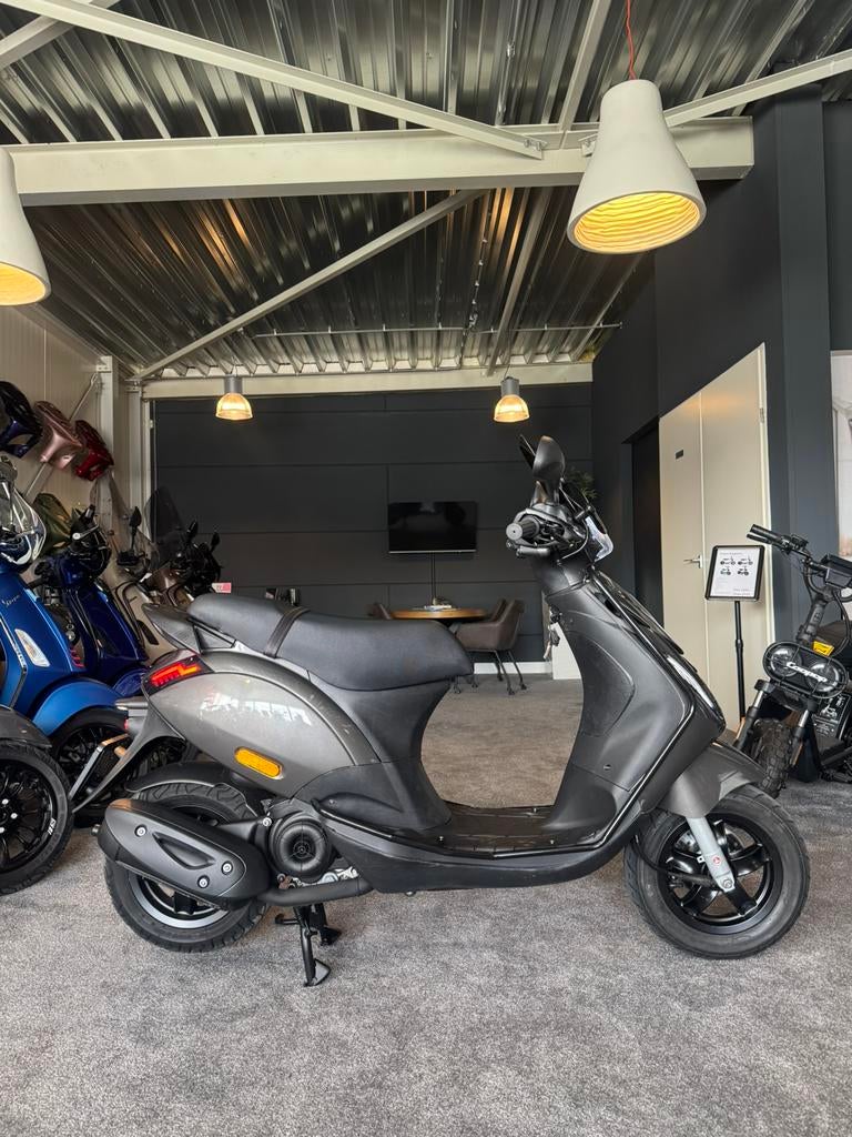 Piaggio Zip | Custom | Full option | Garantie | 2023, Fietsen en Brommers, Scooters | Piaggio, Ophalen, Maximaal 45 km/u, Zip