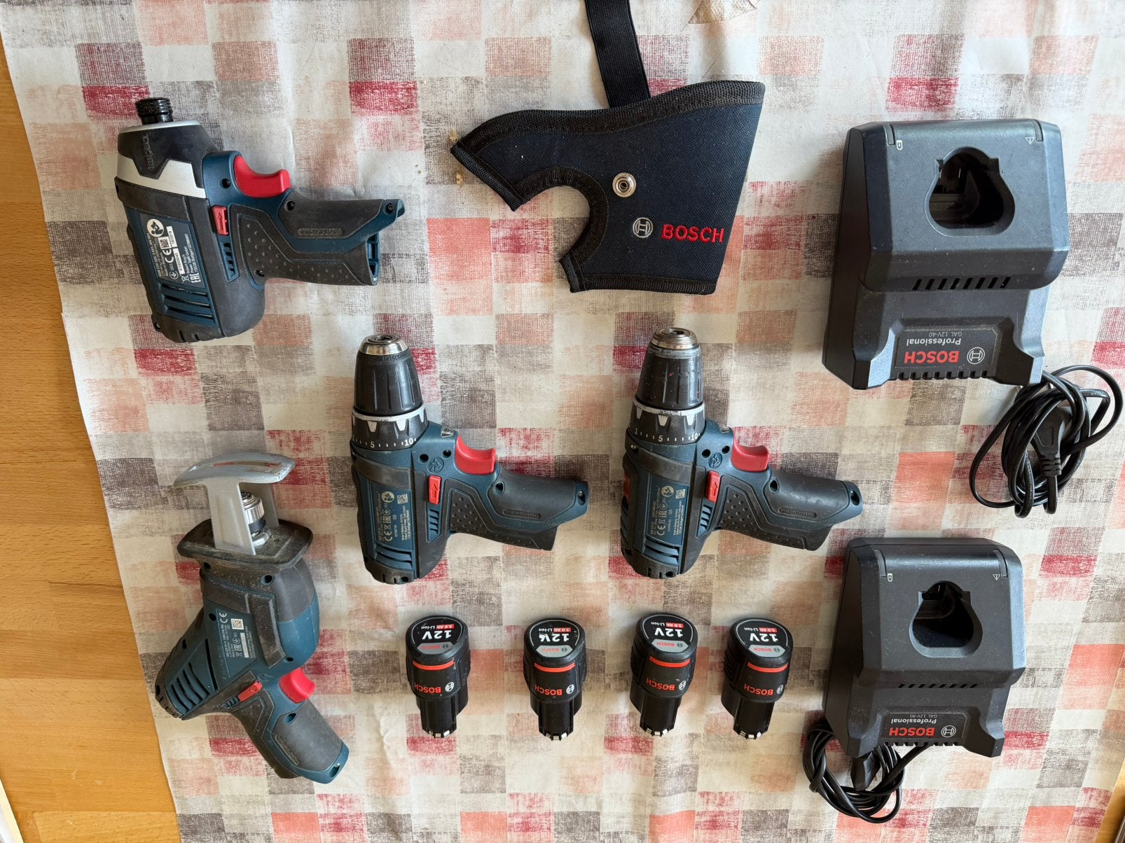 12 volt Bosch 2 X boor  slag en repro en 2X oplader 4 batter, Ophalen of Verzenden, Zo goed als nieuw, Minder dan 400 watt, Boor- en Schroefmachine