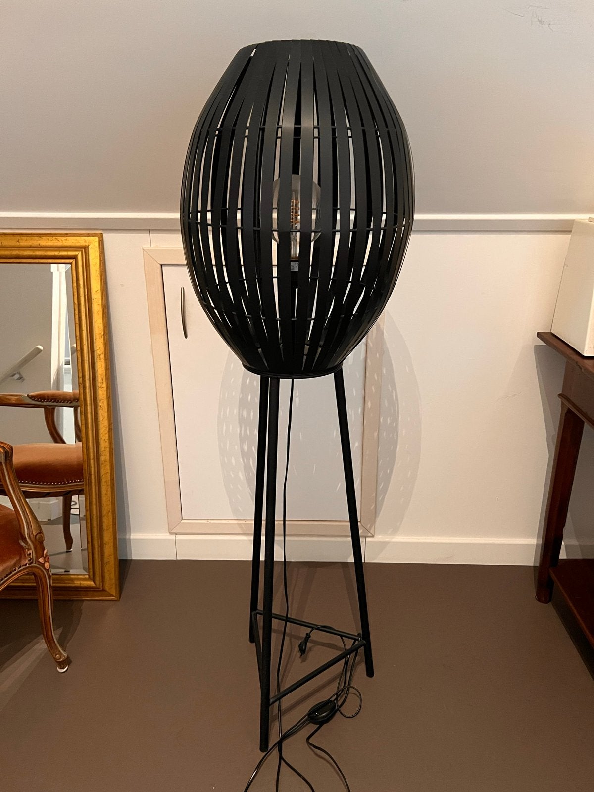 Moderne zwarte vloerlamp met uniek design, Ophalen, E27 (groot), Zo goed als nieuw, Metaal