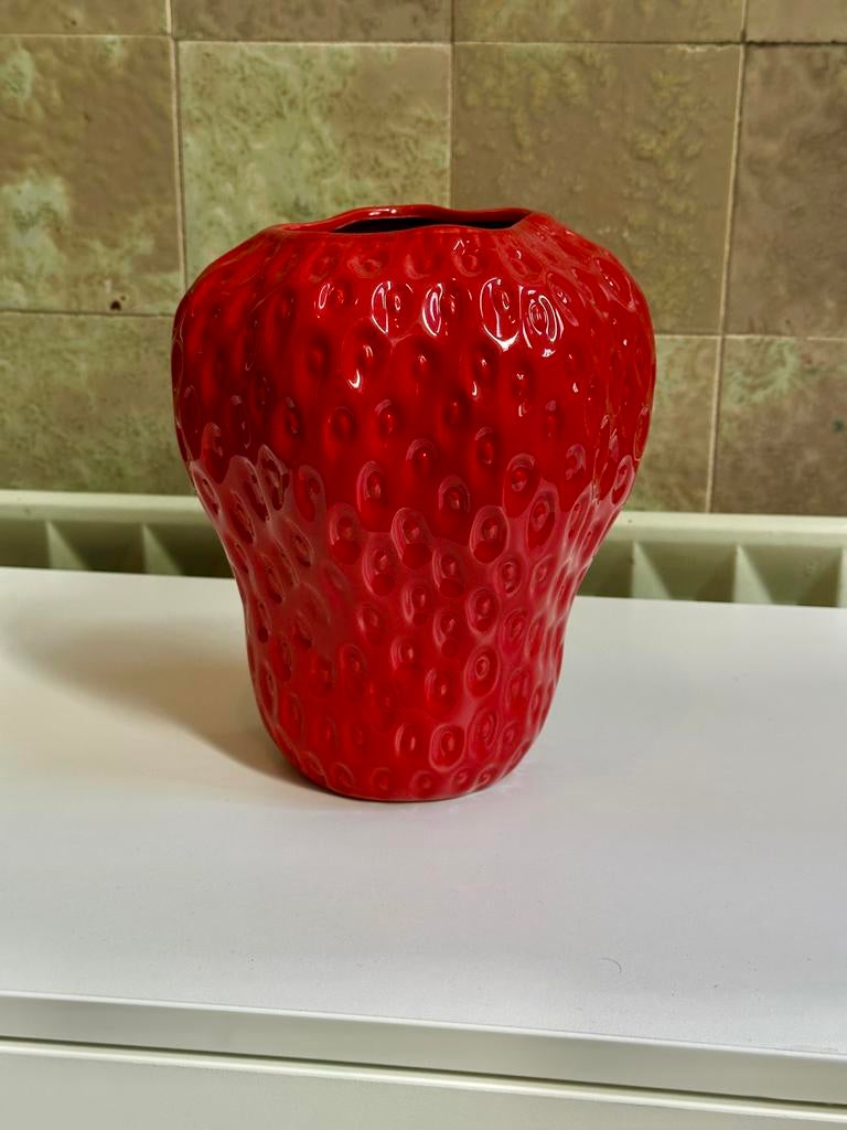 Leuke Aardbei Vaas - Decoratieve Rode Vaas, Aardewerk of Porselein, Ophalen of Verzenden, Zo goed als nieuw, Minder dan 50 cm