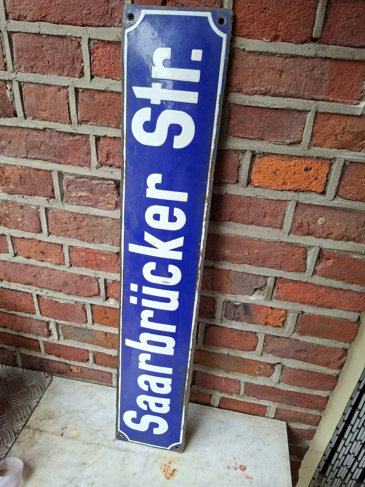 Oud geëmailleerd straatnaambord Saarbrücker Str. (80x15cm), Ophalen of Verzenden, Gebruikt