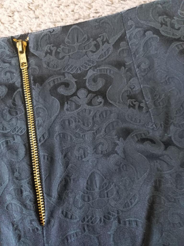 Zwarte kokerrok met barokprint en gouden rits, Kleding | Dames, Rokken, Maat 38/40 (M), Atmosphere, Zwart, Ophalen of Verzenden