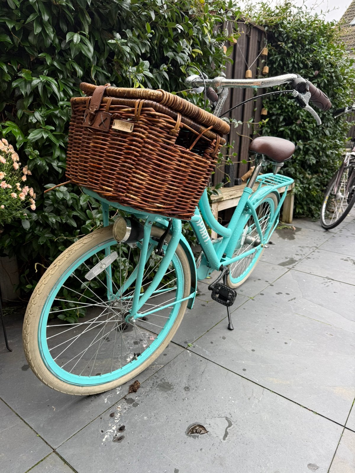 Leuke turquoise kinderfiets met rieten mand mag direct weg!, Fietsen en Brommers, Ophalen, Gebruikt, Terugtraprem, Handrem