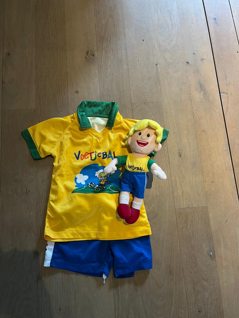 Voetjebal tenue maat 6xs 104-110 + knuffel, Ophalen of Verzenden, Zo goed als nieuw, Jongen of Meisje