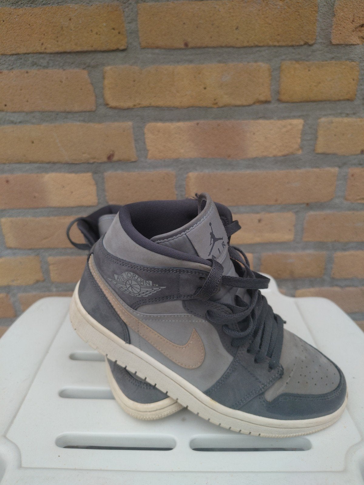 Nike Air Jordan 1 Mid - Grijs/Beige - Maat 38.5, Kleding | Dames, Schoenen, Nike Air Jordan, Ophalen of Verzenden, Sneakers of Gympen
