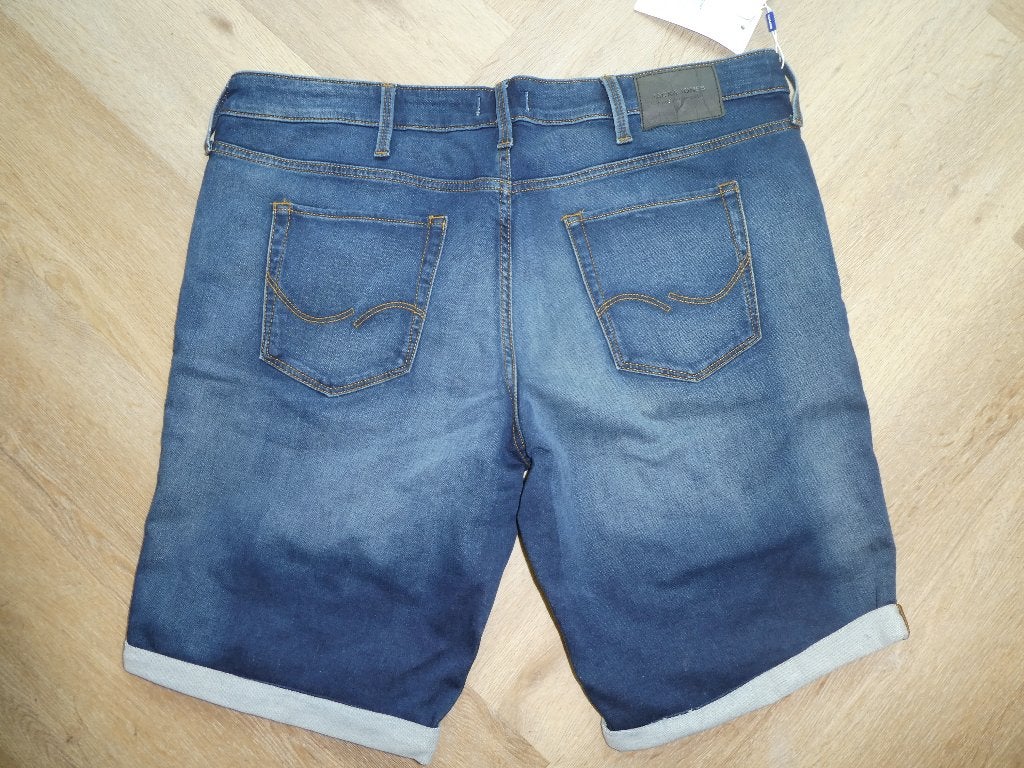 Nieuwe korte Jack & Jones spijkerbroek, Regular maat 42, Blauw, Nieuw, Ophalen of Verzenden, W40 - W42 (confectie 56/58)