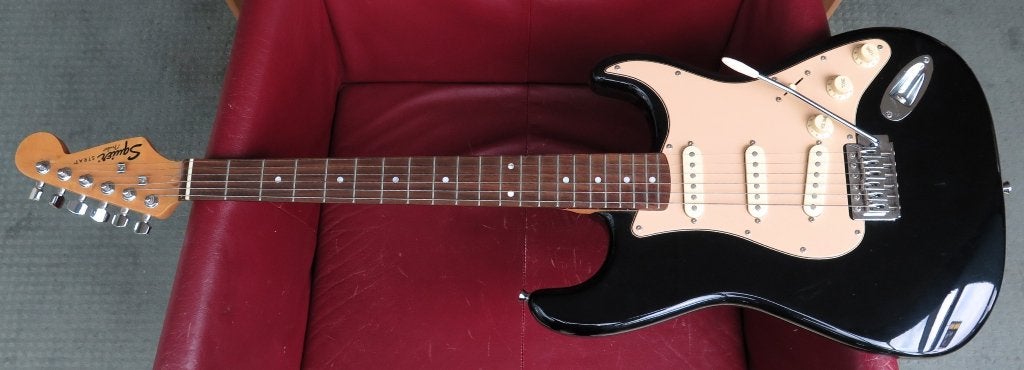Squier Stratocaster black; prima werkend; goed geluid; mooi!, Muziek en Instrumenten, Ophalen of Verzenden, Zo goed als nieuw
