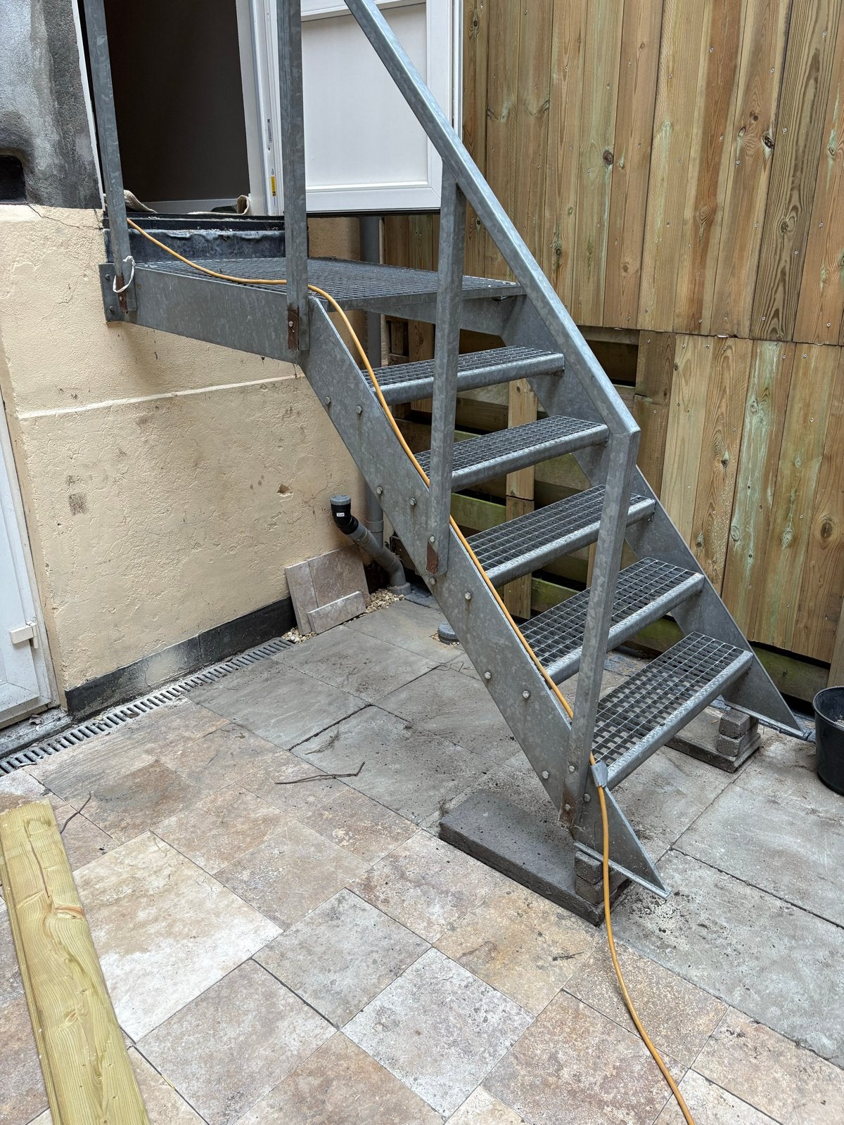 Mooie demontabele stalen trap met bordes en leuning, Ophalen of Verzenden, Gebruikt, Trap, Minder dan 2 meter