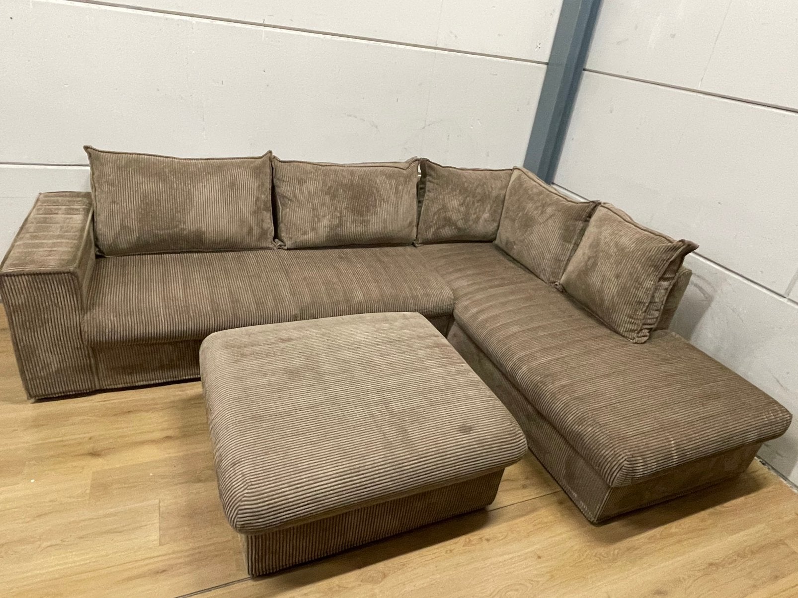 Mooie taupe bruine ribstof hoekbank met hocker GEREINIGD!!!, Ophalen, 250 tot 300 cm, Luxe, Hoekbank