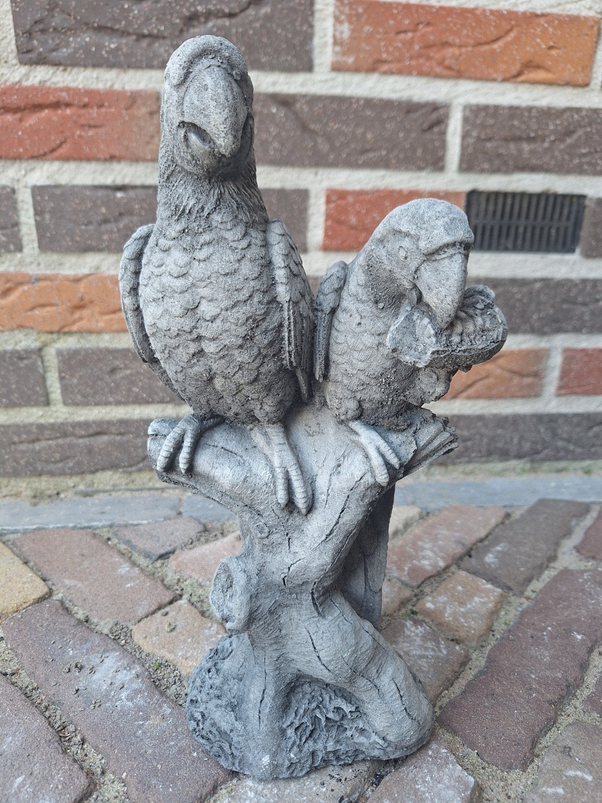 Betonnen beeld: Twee papegaaien op stok - 30 cm hoog, Ophalen, Nieuw, Beton, Dierenbeeld