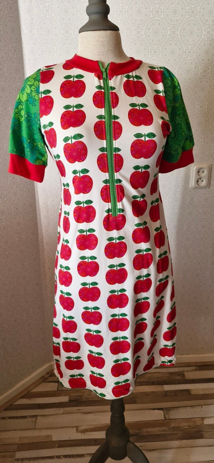 Vintage jurk met appelprint - Maat S, Kleding | Dames, Maat 38/40 (M), Ophalen of Verzenden, Zo goed als nieuw, Boven de knie