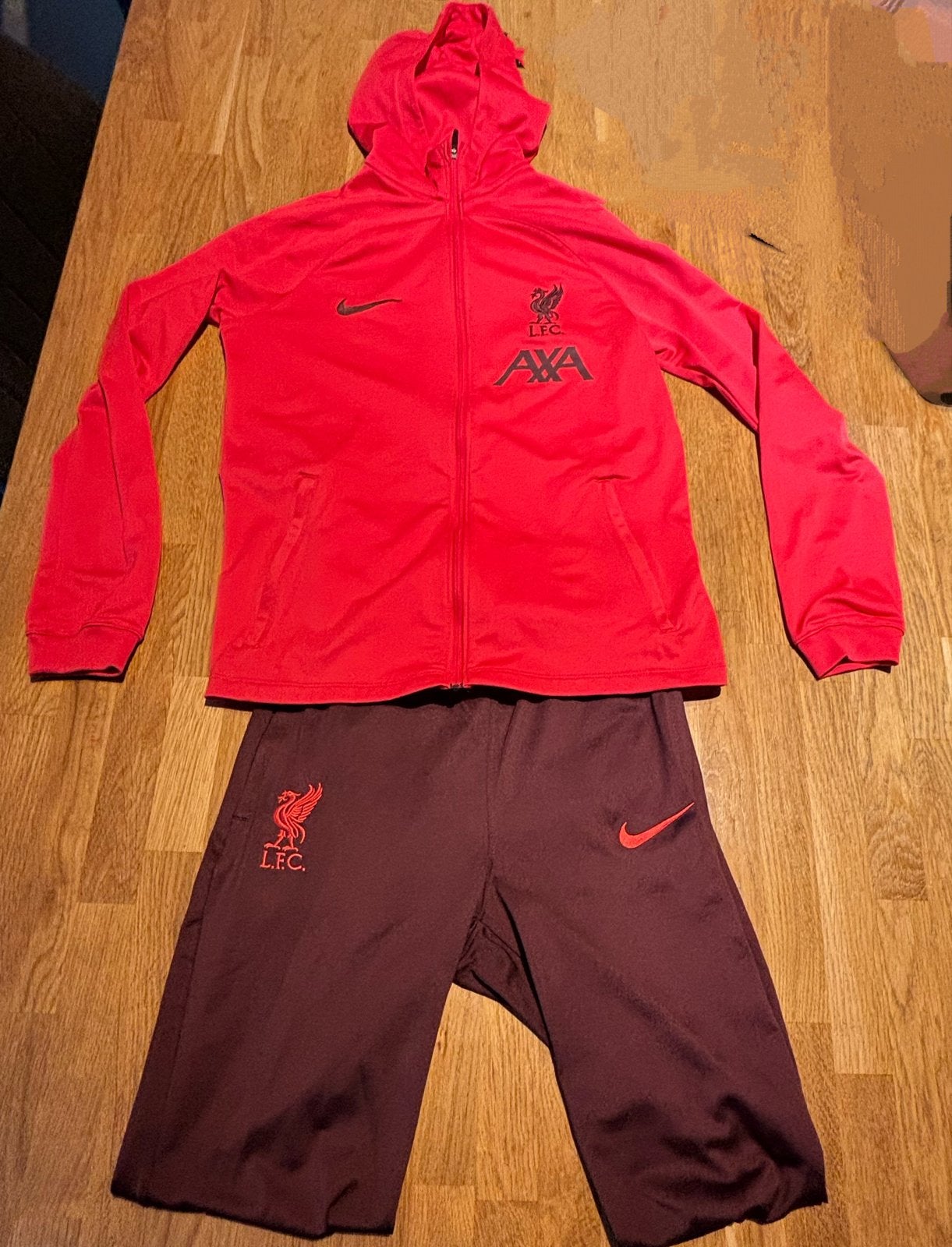 Liverpool Nike trainingspak rood/bordeaux - Maat L (147-158, Meerkleurig, Overige maten, Ophalen of Verzenden, Zo goed als nieuw