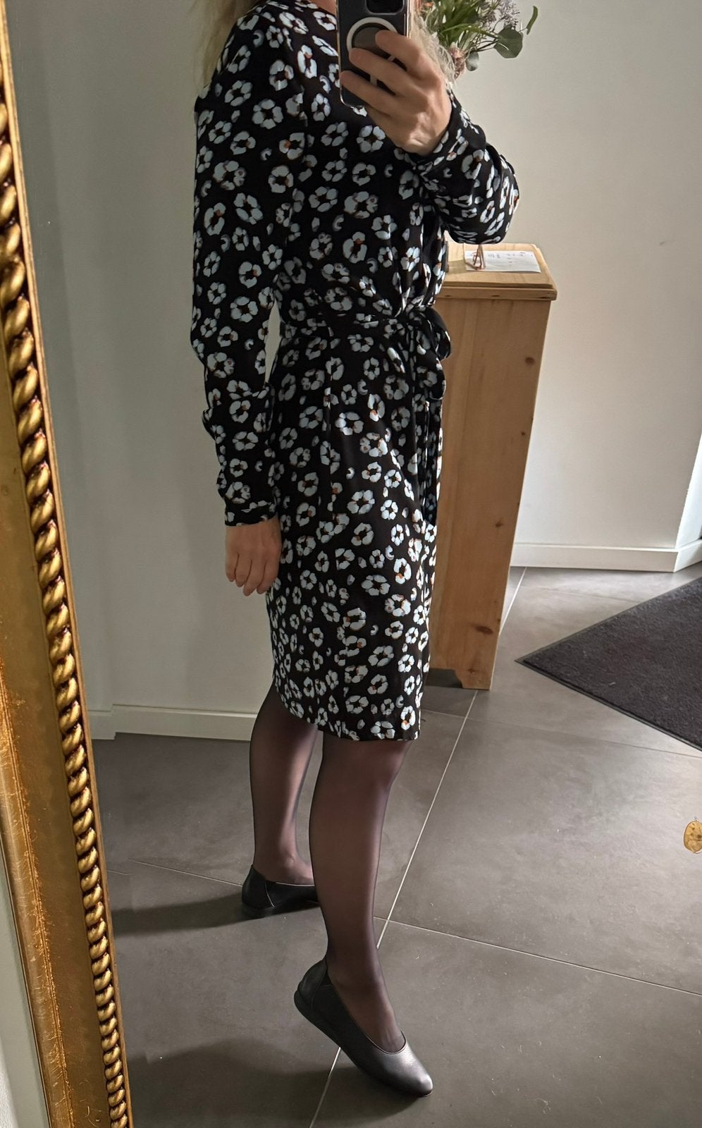Modström Alfred print dress – maat XS, Kleding | Dames, Jurken, Zo goed als nieuw, Maat 34 (XS) of kleiner, Zwart, Knielengte