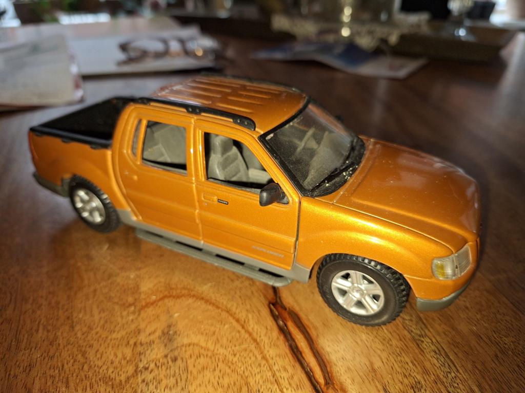 Ford Explorer Sport Trac modelauto - Oranje, Hobby en Vrije tijd, Modelbouw | Auto's en Voertuigen, Overige merken, Gebruikt, Auto