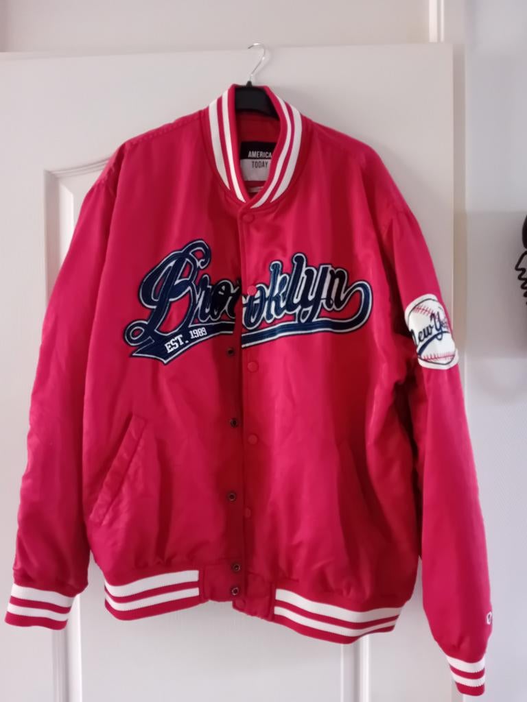 Mooie rode America Today Brooklyn baseball jas - Maat L, Maat 42/44 (L), Ophalen of Verzenden, America Today, Gedragen