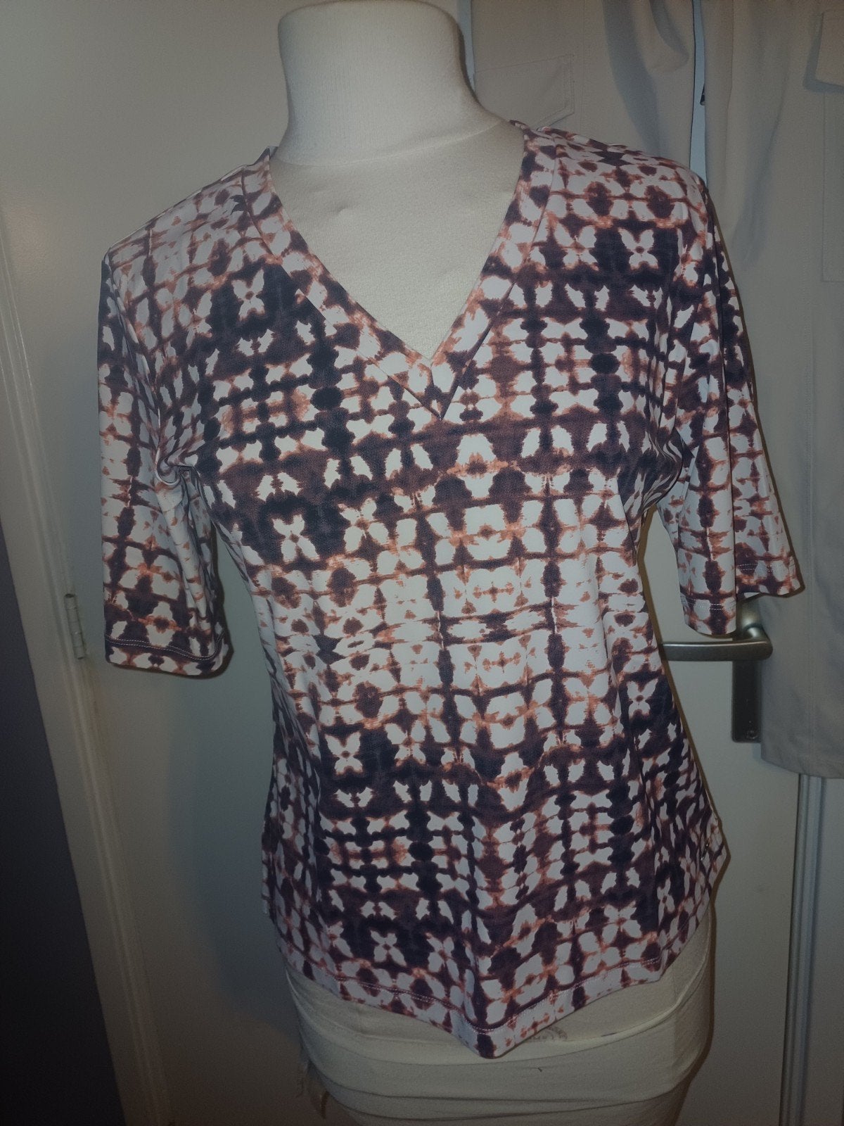 Travel V-hals top met batik print - maten S en M, Mp, Meerkleurig, Nieuw, Ophalen of Verzenden