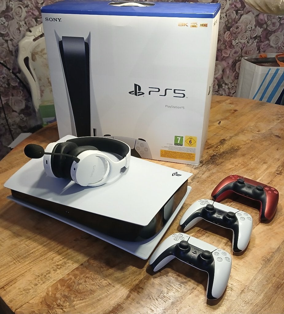 Te koop Playstation 5(disc  uitvoering)met toebehoren.